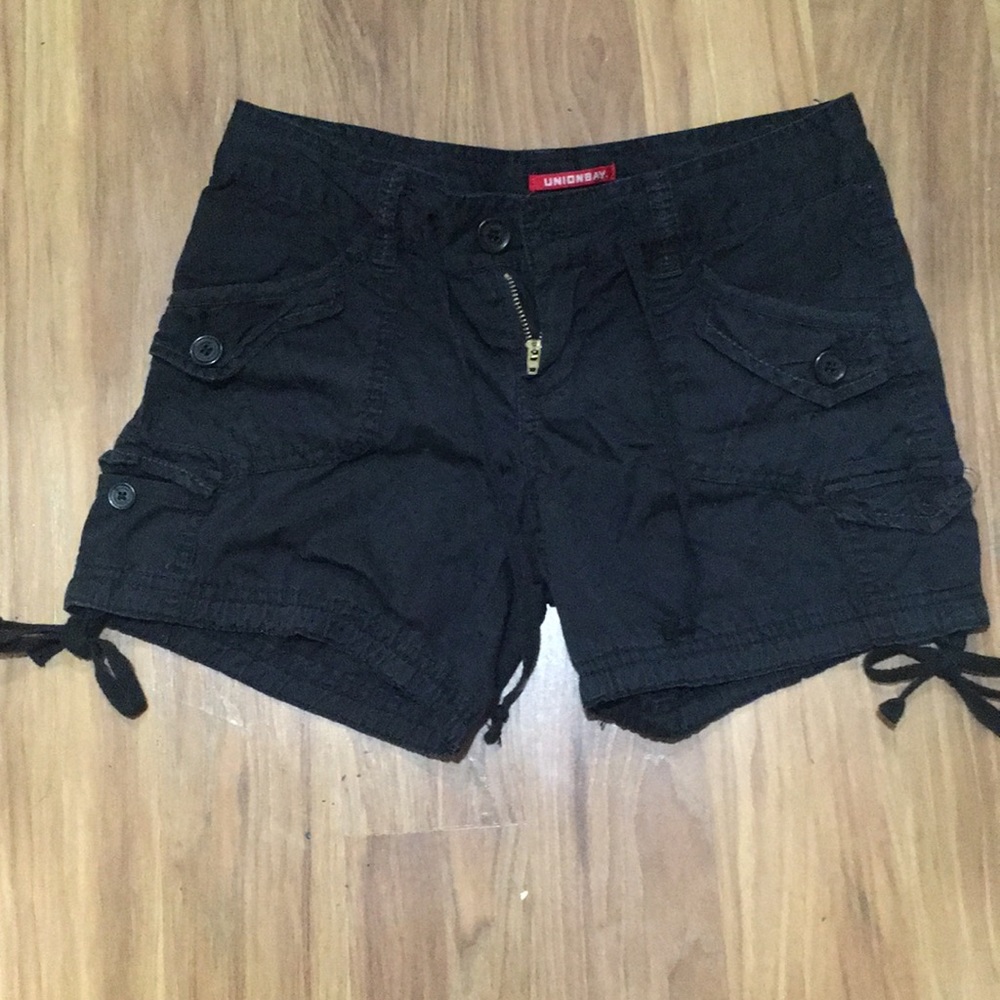 BLACK CARGO SHORTS
